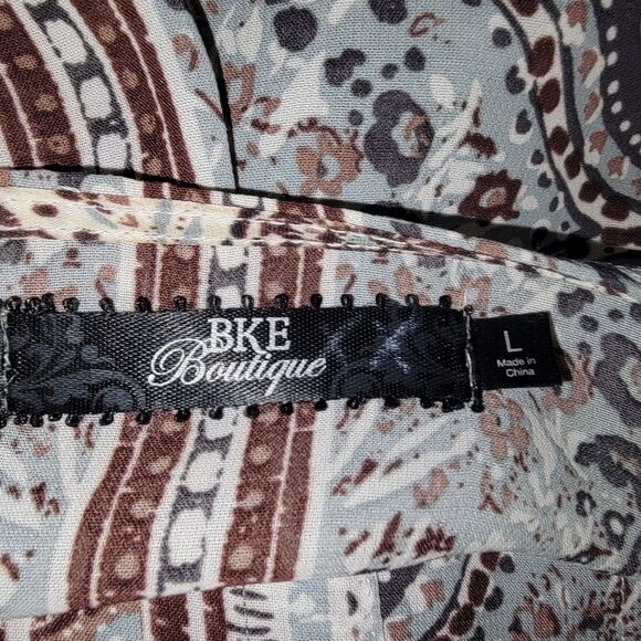 BKE Boutique printed chiffon tab sleeve blouse Large - Picture 7 of 8